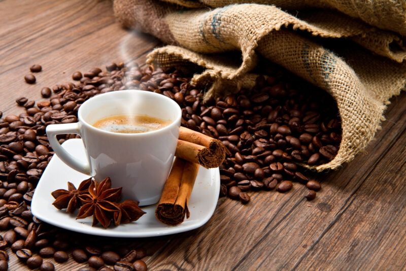 Кава з корицею: особливості, користь та шкода.