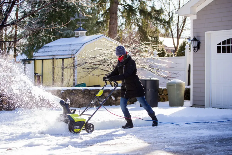 Выбор снегоуборочной машины для дома: советы эксперта
