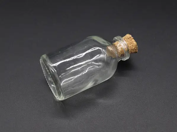 Роль купівлі маленьких скляних пляшечок для hand made проєктів
