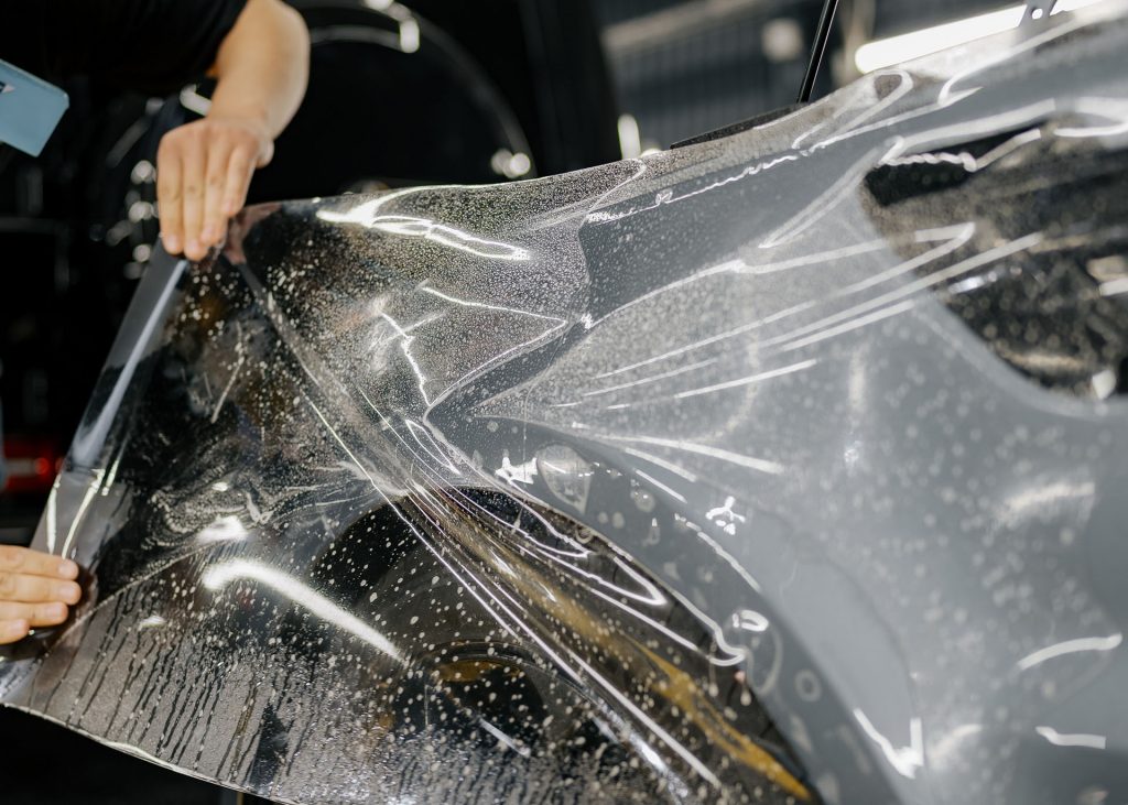 Кому варто вибрати антигравійну плівку і кераміку на авто